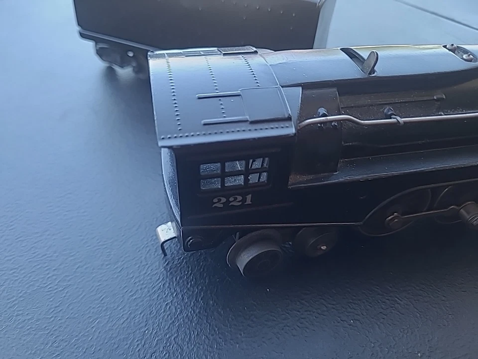 LIONEL POSTWAR O GAUGE 221 LOCOMOTIVE W/221W TENDER - Image 3 of 4