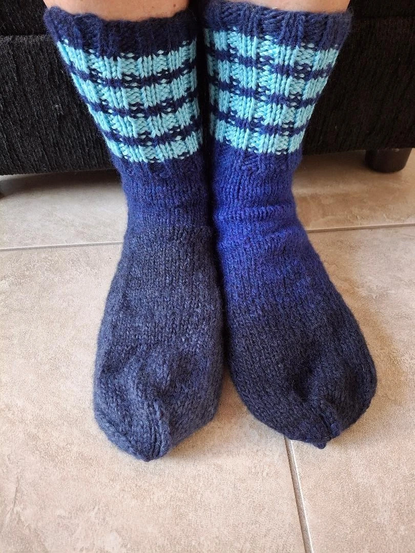 Hand knitted alpaca/wool/acrylic socks, gradient navy blue, sizes 12-13