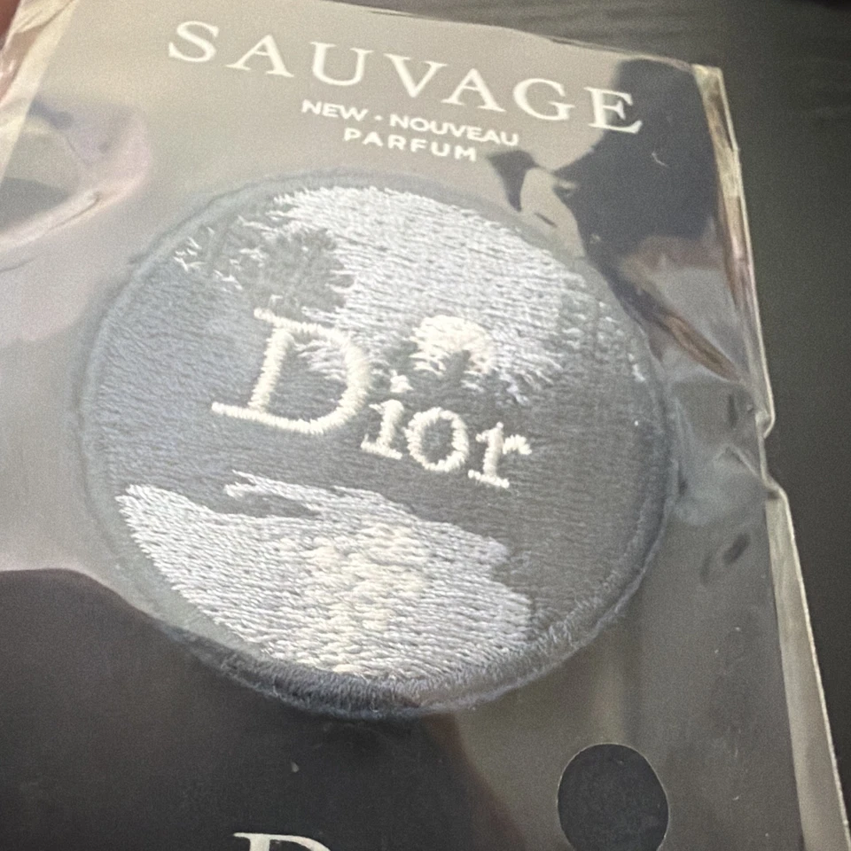 Dior Épingle Dior Sauvage brodée tissu bleu métal argenté, sans pierre - Photo 3/4