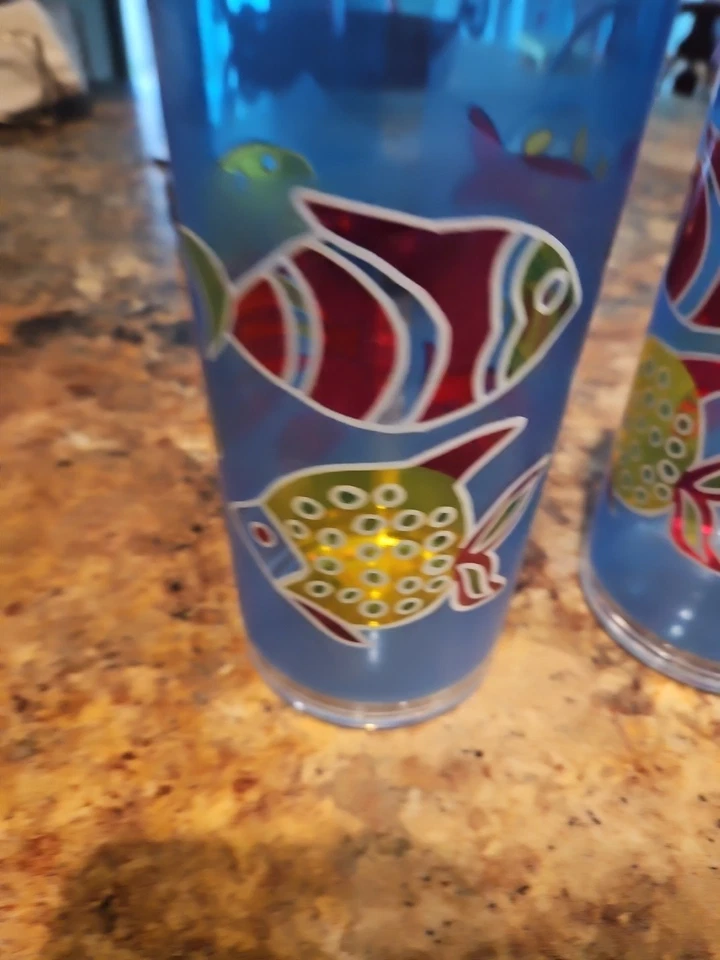 Juego de 4 vasos refrigeradores altos Kasualware de Kraftware plástico vinícola con motivo de pescado Foto 3 de 4