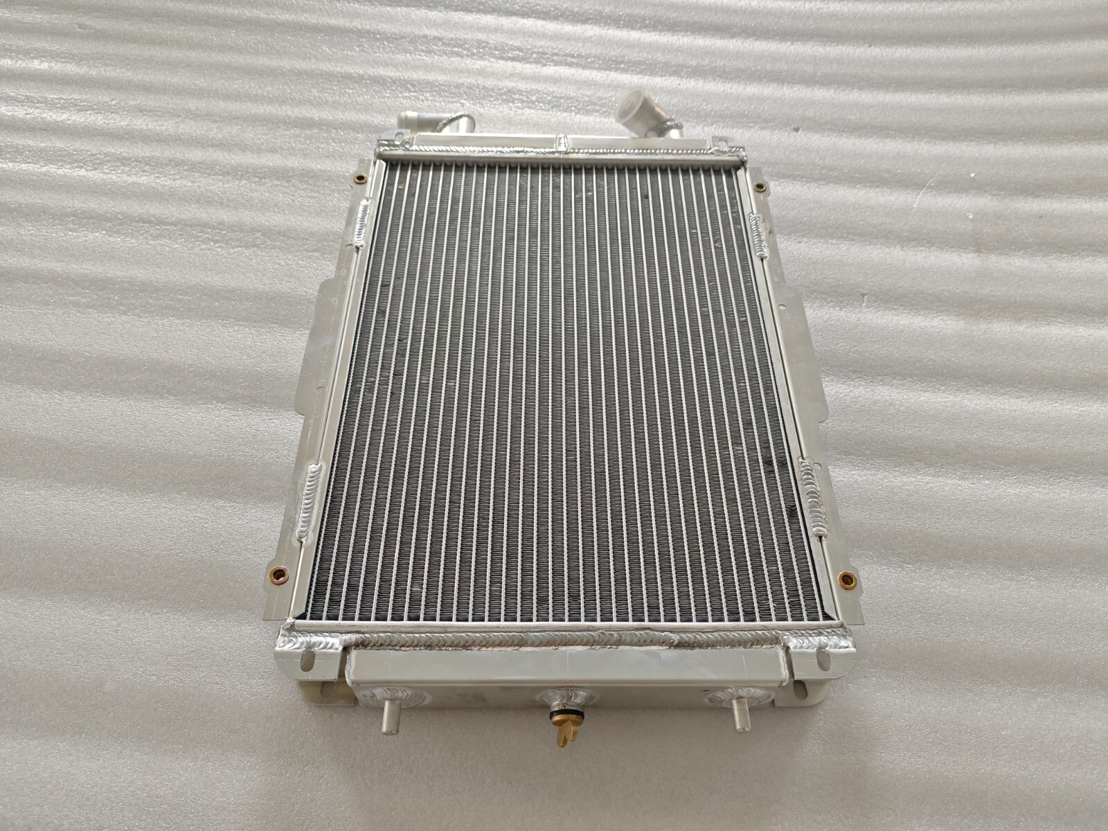 Right side Aluminum Radiator for Ferrari 355 F355 3.5L W/O Sensor hole 1994-1999