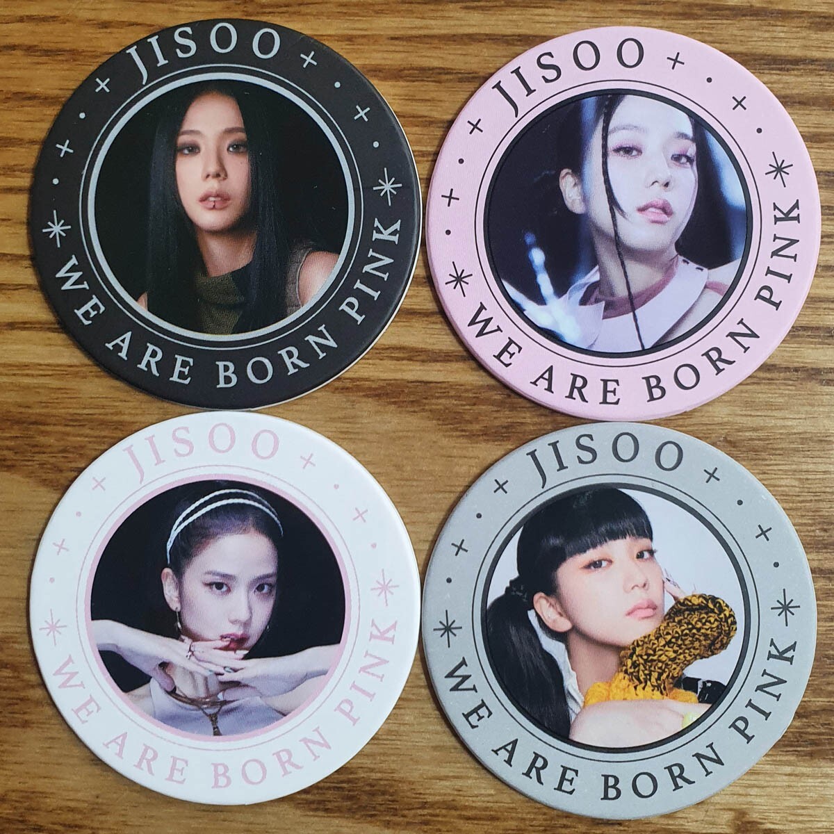 BLACKPINKジスの缶バッジ 対す