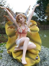 15455  FIGURINE  STATUETTE FEE  ELFE DANS  SA  FEUILLE    HEROIC FANTASY FEES