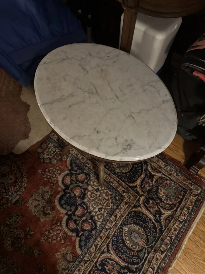 Antigua mesa de salón victoriana Eastlake tallada en nogal ovalada con pedestal de mármol Foto 3 de 4