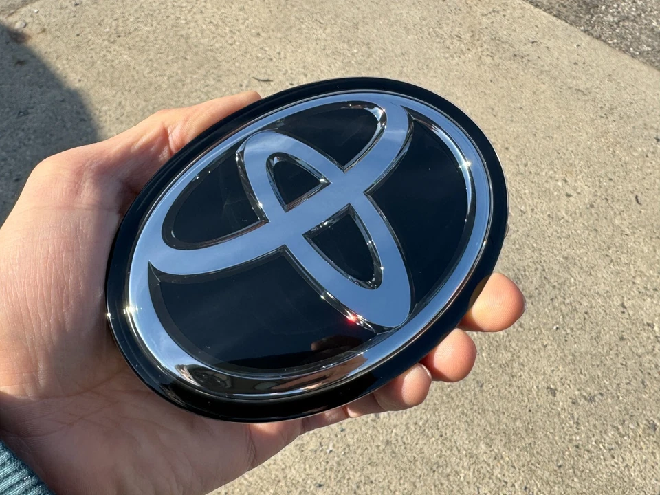 SE ADAPTA A TOYOTA COROLLA PARRILLA EMBLEMA DELANTERO 90975-02124 OEM 2019 20 21 22 2023 2024 Foto 2 de 4