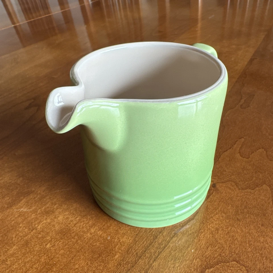 Le Creuset Jarra de Leche/Crema Verde Romero Hinojo NUEVO NUEVO CON ETIQUETAS Vajilla de Café Té Foto 3 de 4