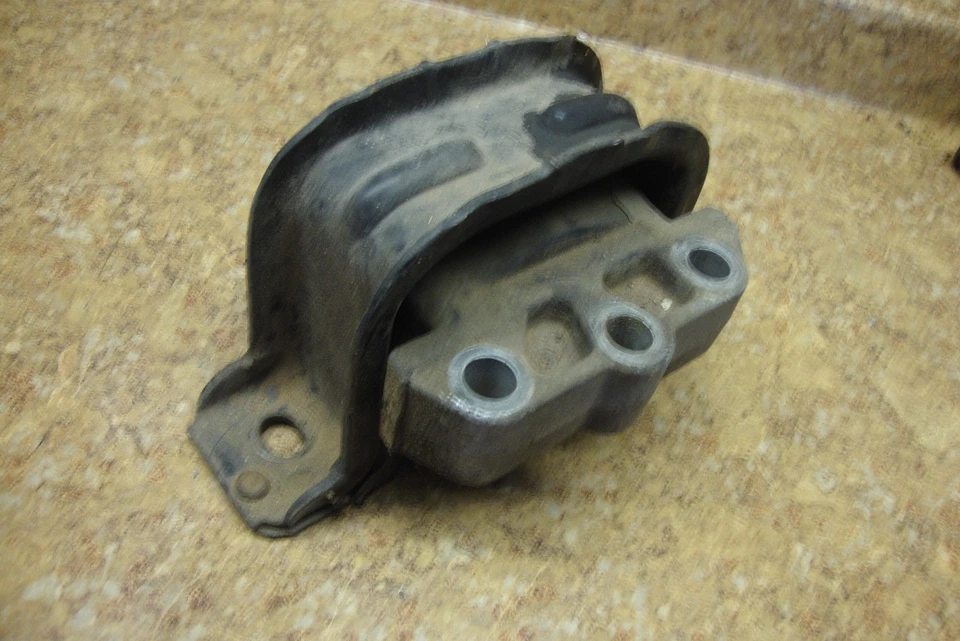 2002 Saturn SC2 SC 2 S Series Engine Mount Front Right Motor Bracket Support 02 - Image 2 of 2