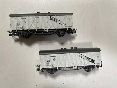 Pair of Roco 46047 HO DC DB ''Seefische'' Refrigerator Freight Cars White Livery