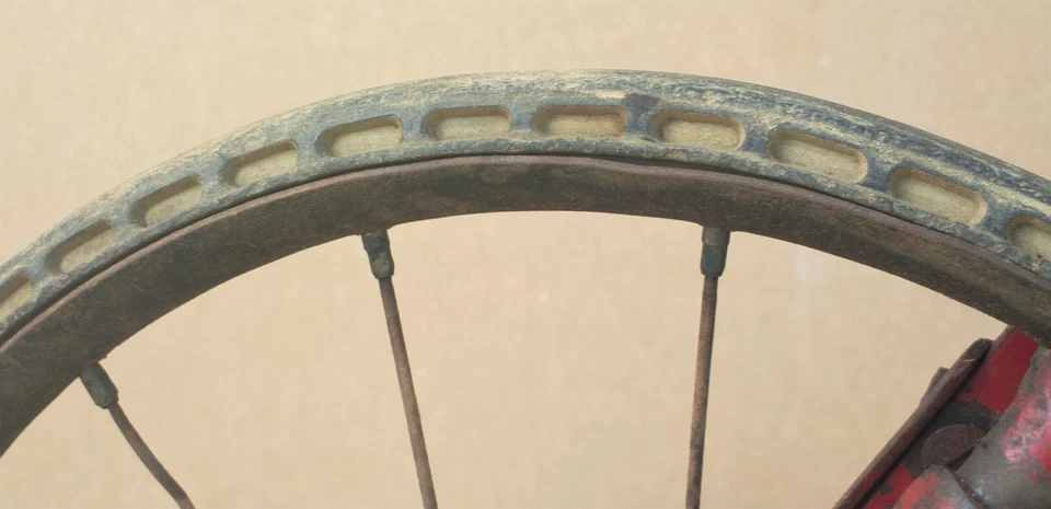 Ancien VELO enfant PNEUS PLEINS alvéolés fourche courbée petites roues 1890/1900 - Photo 3/4