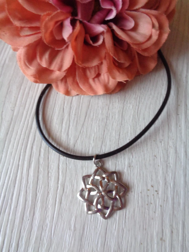 Einfache Halskette Anhänger " tibetisches Blume" antik silber