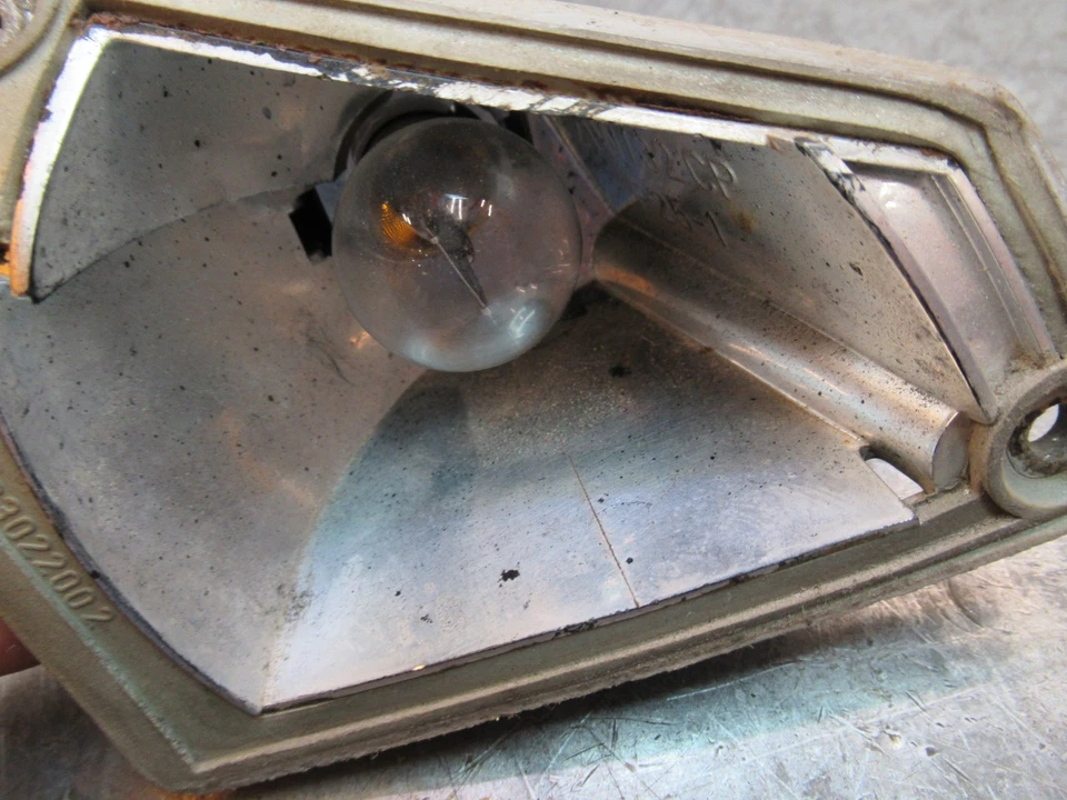 BMW Airhead 63131243228 RIGHT Front Fairing Turn Signal K1 r100rs r100rt r80 R4 - Image 2 of 4