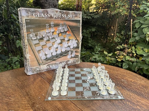 Vintage Glass Chess Set - including large chess board, playing pieces and case - Picture 17 of 21