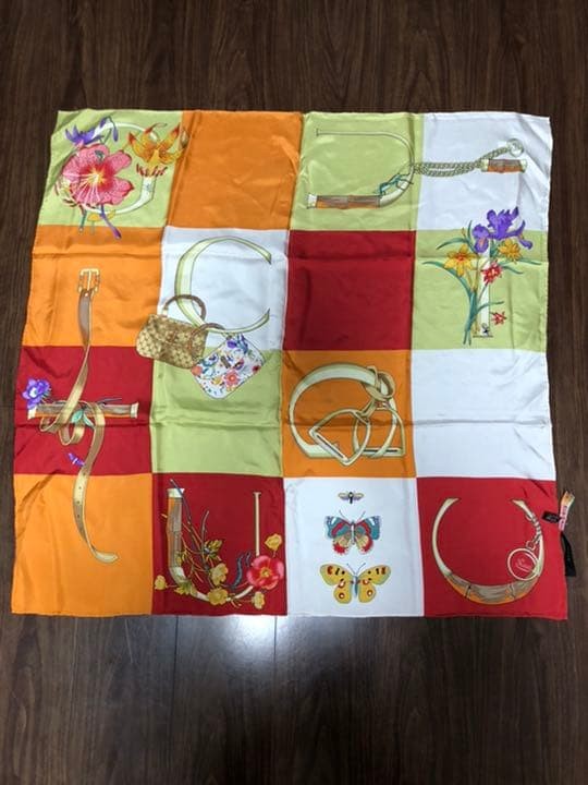 Excellent condition Gucci large patterned scarf c… - image 6