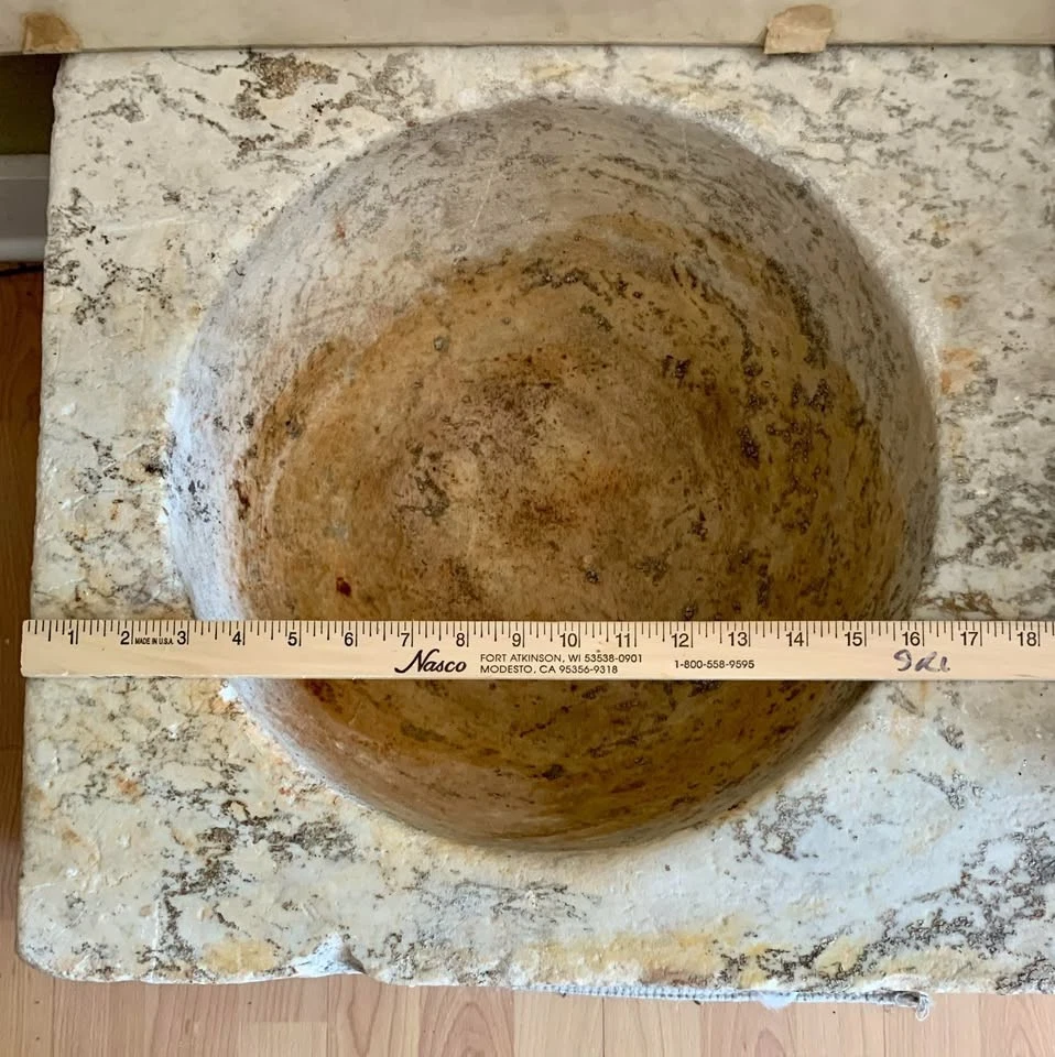 Antigua cuenca de piedra tallada de finales del siglo XVIII-XIX. excavada de mediados del siglo XIX Foto 3 de 4