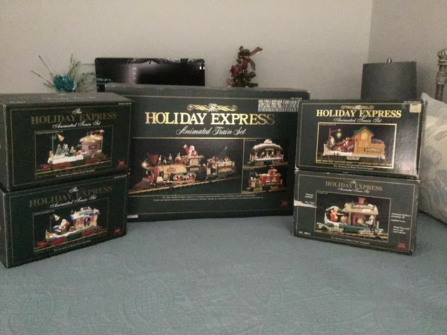 New Bright Christmas The HOLIDAY EXPRESS Animated Train Set w/ 4 extra