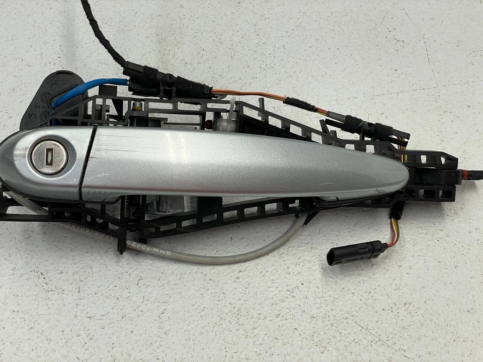 Manija de puerta exterior del conductor delantero izquierdo BMW M4 F82 15 16 17 plateada 1525 OEM Foto 2 de 4