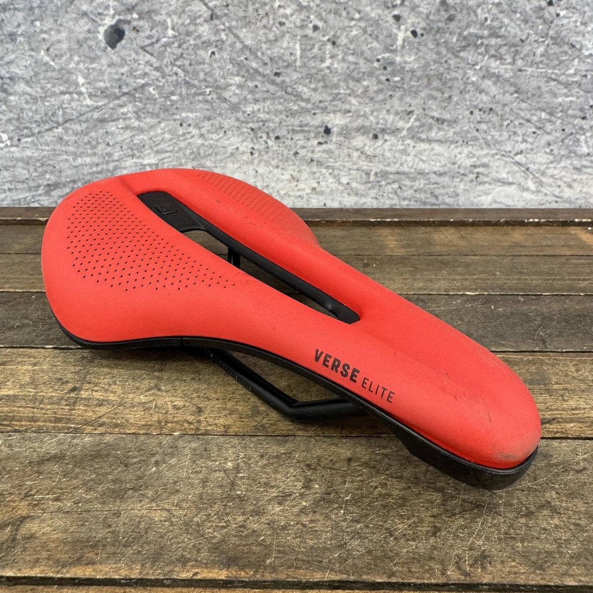 Bontrager Verse Elite Bicycle Saddle Seat Red 145mm Short Road MTB