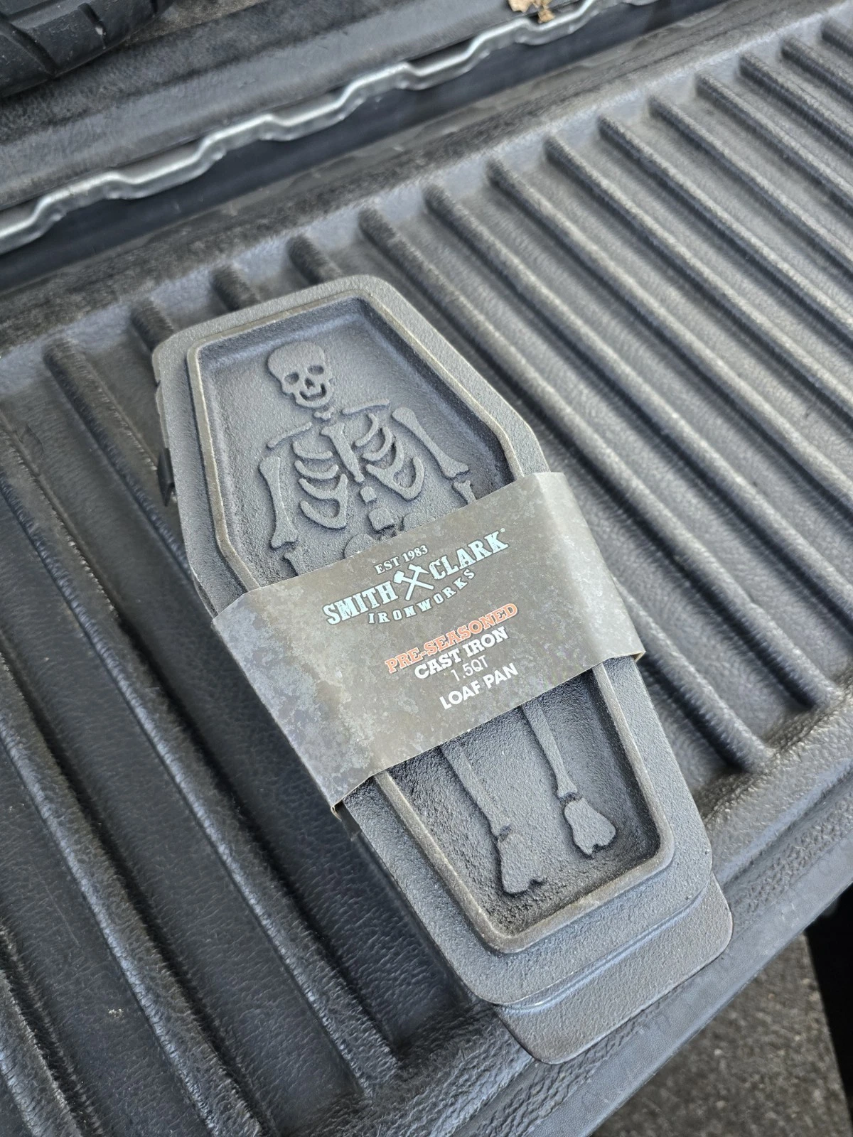 Smith & Clark Cast Iron Skeleton Coffin Casket Loaf Pan Black 1.5Quart