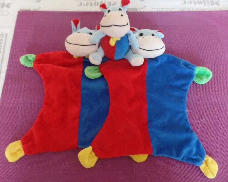 B12G / lot 2 doudou plat hippopotame bleu rouge + hochet BEST PRICE LONDON LIDL - Photo 1/1