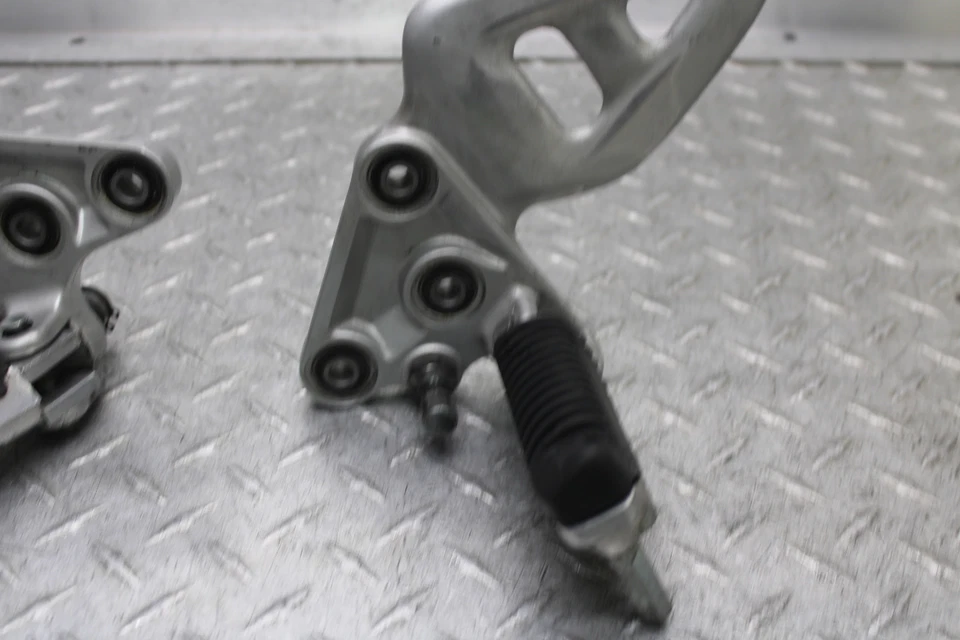 Juego de estriberas delanteras Suzuki Hayabusa GSX1300R 2004 43510-24F00 43521-24F00 Foto 4 de 4