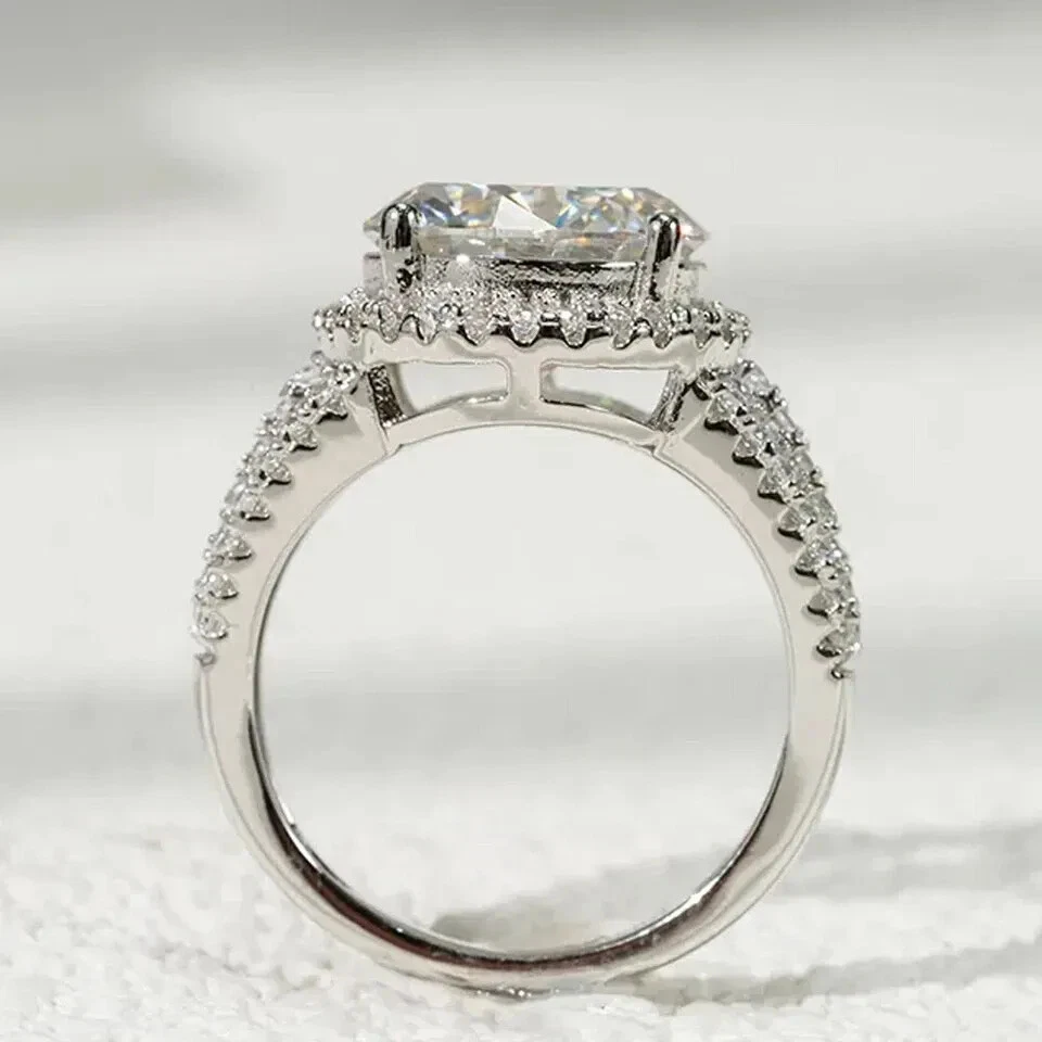 Anillo de compromiso con halo de diamantes blancos de corte redondo de 5,30 TCW enchapado en oro blanco de 14K Foto 4 de 4