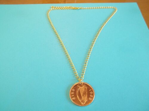 PENNY COIN IRISH HARP - EIRE - GOLD CURB CHAIN PENDANT NECKLACE - 1928 to 1968 - Afbeelding 1 van 12