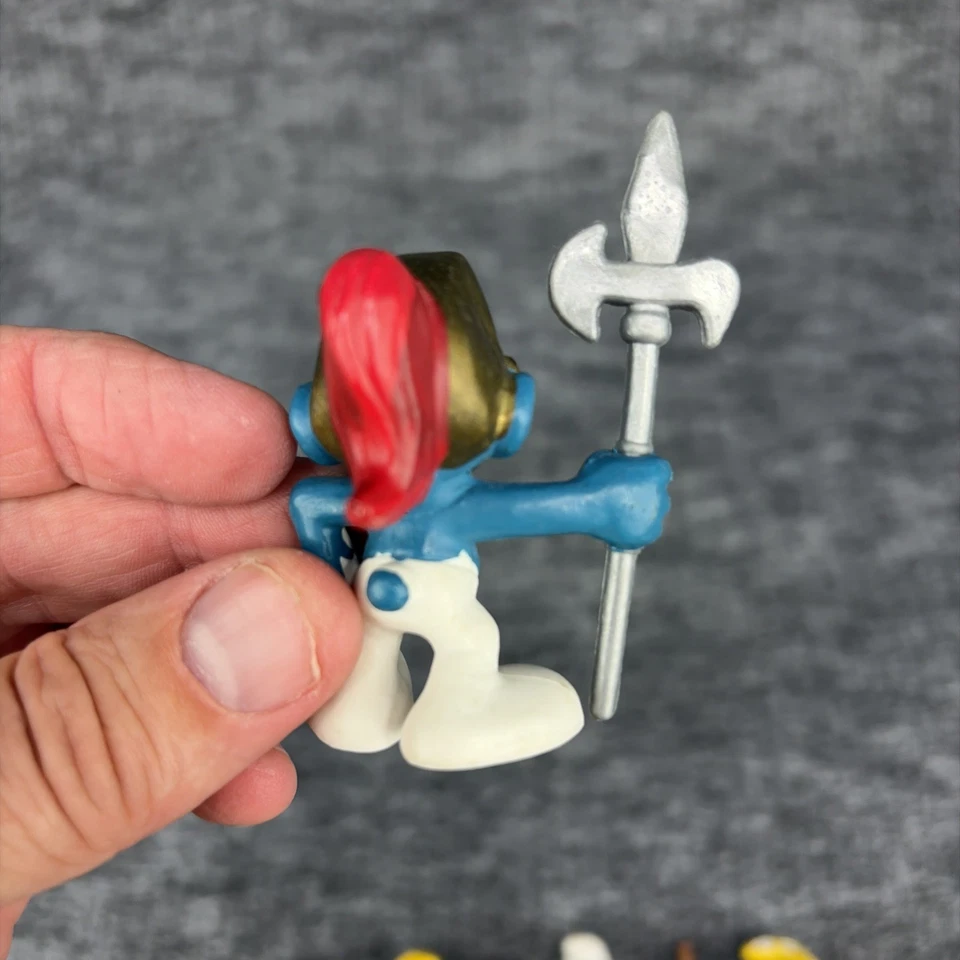 Лот из 4 Винтажных Фигурок Смурфов Schleich - Хоккей, Футбол, Солдат, Наушники - Изображение 3 из 4