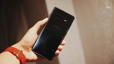 Samsung Galaxy S10 SM-G973U 512GB Prism Black Fully Unlocked Open Box Smartphone