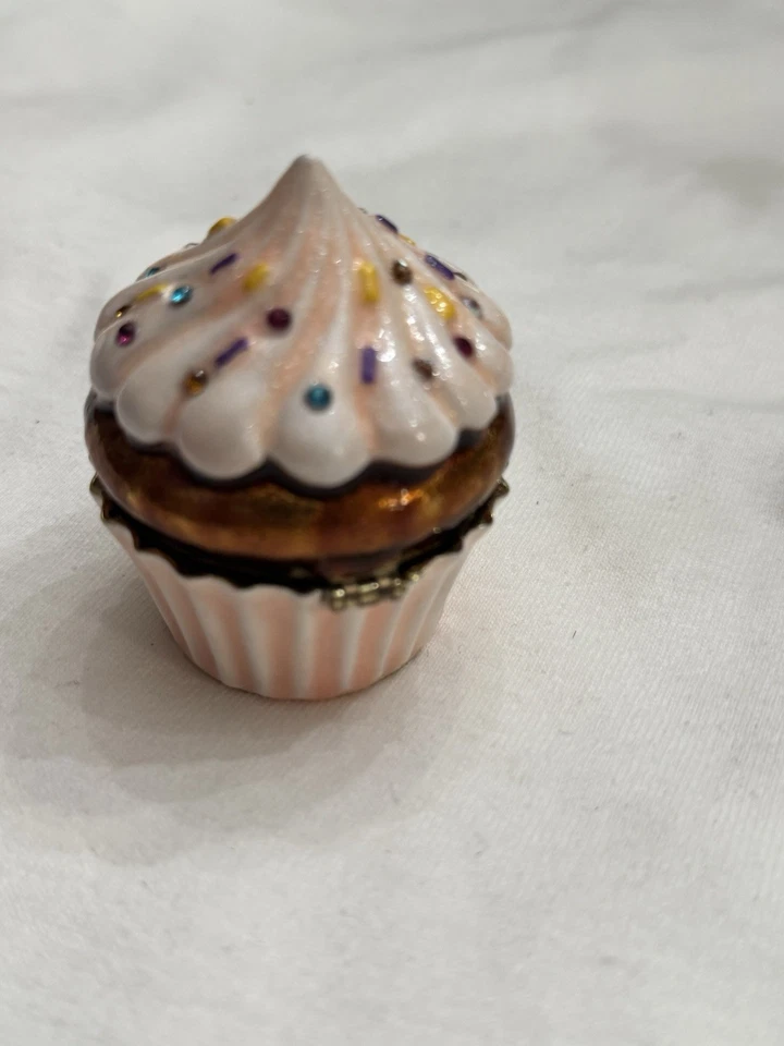 Cupcake con caja de baratijas heladas. Juego de mano cristales de Swarovski y esmalte rosa Foto 2 de 4