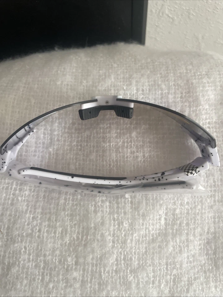 Gafas de sol deportivas con montura blanca y lentes tintadas Pugs con almohadillas para la nariz ajustables UV400 Foto 3 de 3