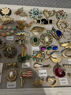 LOT OF 36 GOLD TONE 'EMBELLISHED' BROOCHES INCL. SIGNED ASSORTMENT VINTAGE NOW