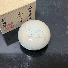 Kohiki Karatsu Rabbit Incense Container by Rizaemon Japanese Kogo White