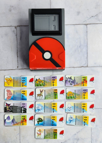 Pokémon Pokedex Trainer Kit System + 13 Tags Cards Bundle Tomy 2013