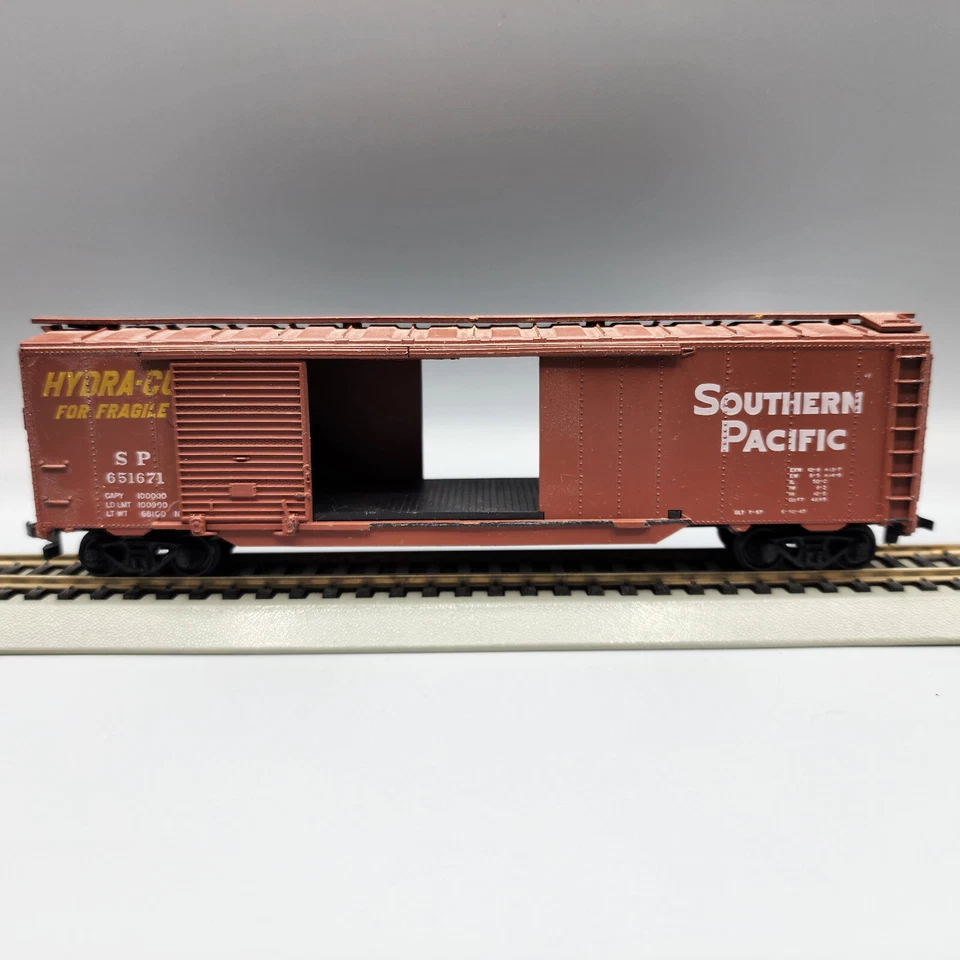HO Scale Southern Pacific HYDRA-CUSHION SP #651671 Model Freight Train - Image 3 of 4