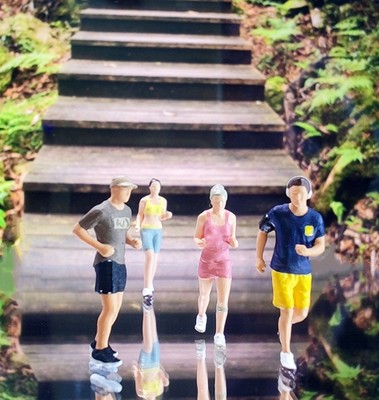 4PCS ''The Runner'' 1/64 Mini Figure HO 1:64 Miniature Scene 3D Diorama