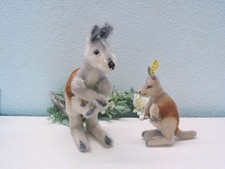2x STEIFF KANGAROO, 14/28 cm with 1x all ID's