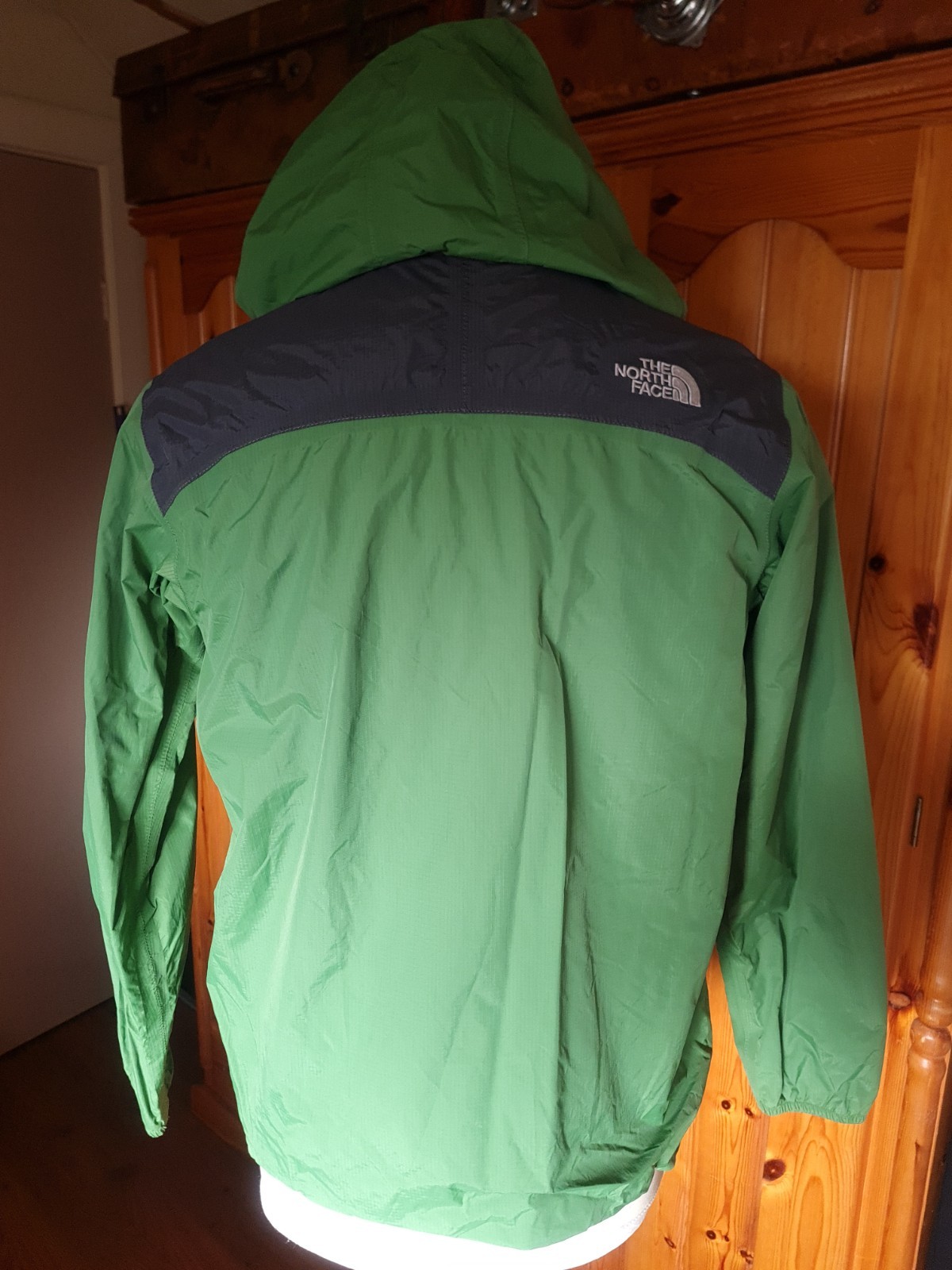North Face hooded jacket 40" chest. green with black shoulders. mesh lined. zip. image 4