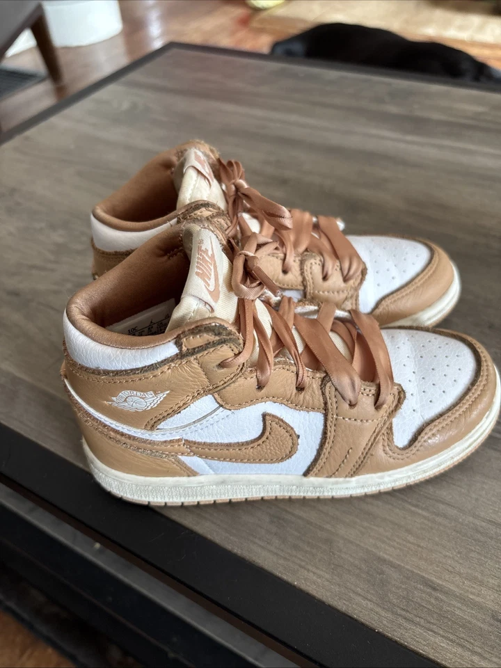 Nike Air Jordan 1 Mid SE Zapatos Niño Pequeño Talla 10C Praliné FN6623-201 Atlético Usado en Excelente Condición Foto 2 de 4