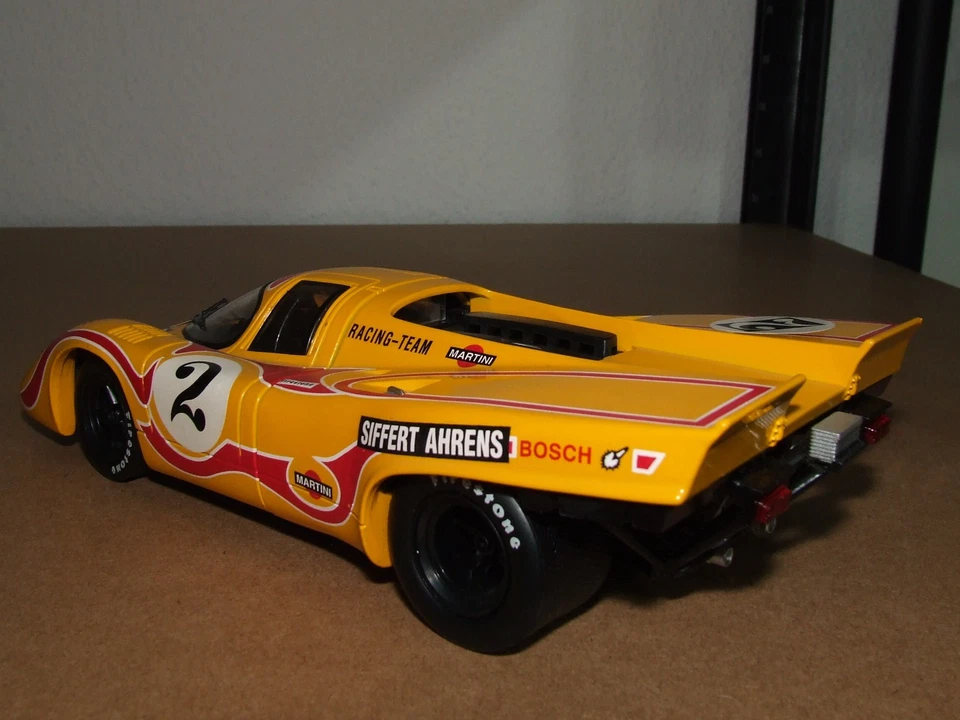 Porsche 917 von Universal Hobbies  im Maßstab 1:18 Martini Racing - Bild 4 von 4
