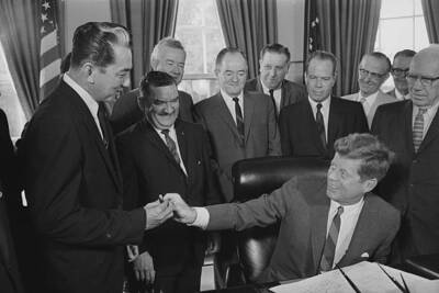 President John F Kennedy passes pen Philippines Senator Rogelio- 1962 Old Photo