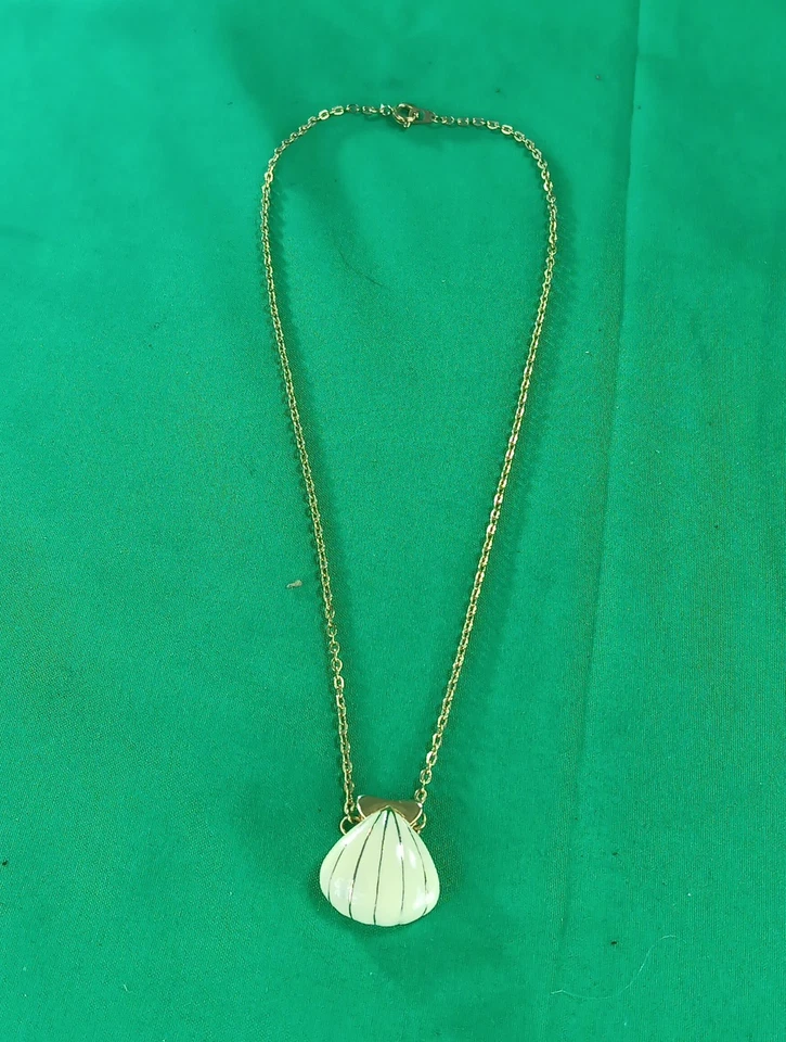 VTG Gold Seashell Pendant Necklace – Coastal Beach Jewelry Gift – Clam Shell - Image 2 of 4