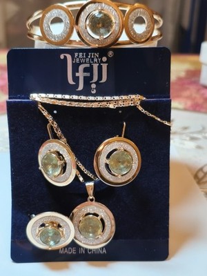 Schmuckset mit olivengrünen Steinen von Xuping
