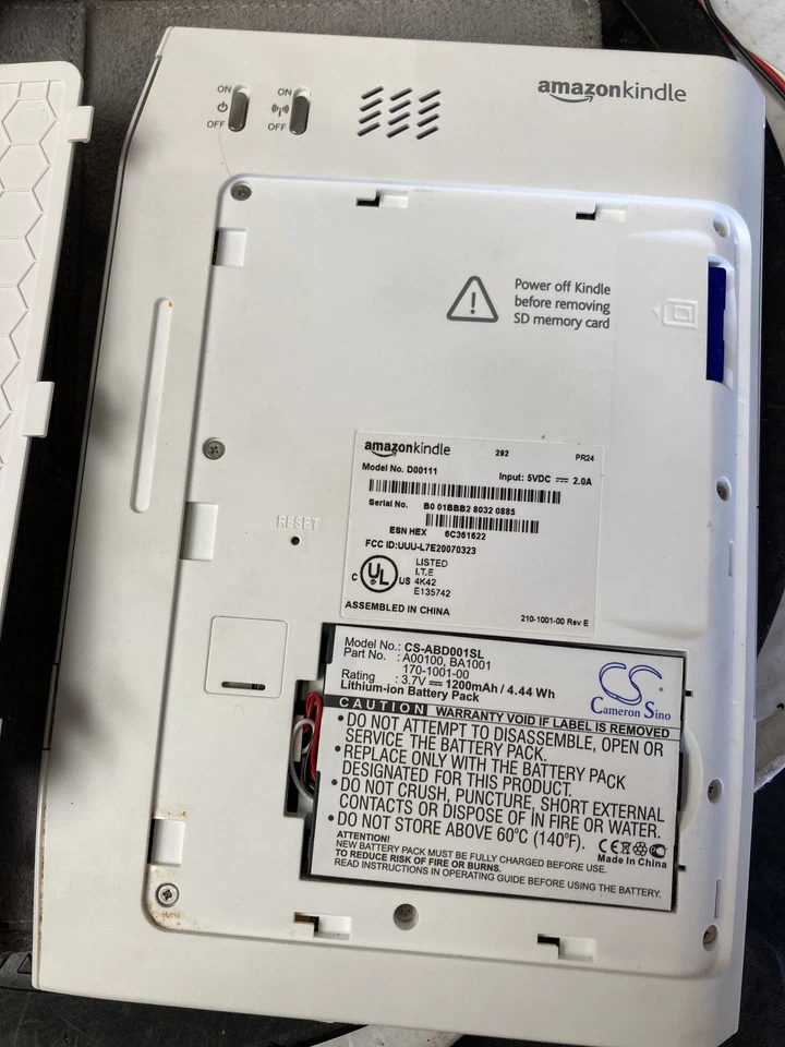 Amazon Kindle 1st Gen D00111 Version 1.0 New Battery 2GB SD Card No Cable Bundle - Image 3 of 4