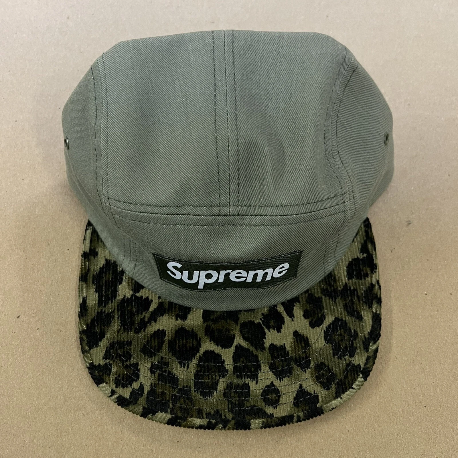 Casquette de camp 5 panneaux logo boîte olive léopard FW11 Supreme Safari 2011 Deadstock
