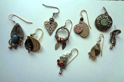LOT OF 9 VINTAGE  SINGLE  EARRINGS - SOME WITH STONES