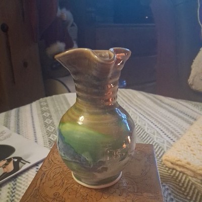 SCHÖNE KERAMIK VASE GRÜN/BLAU/KARAMELL FARBMIX HERSTELLERMARKE AUF BODEN