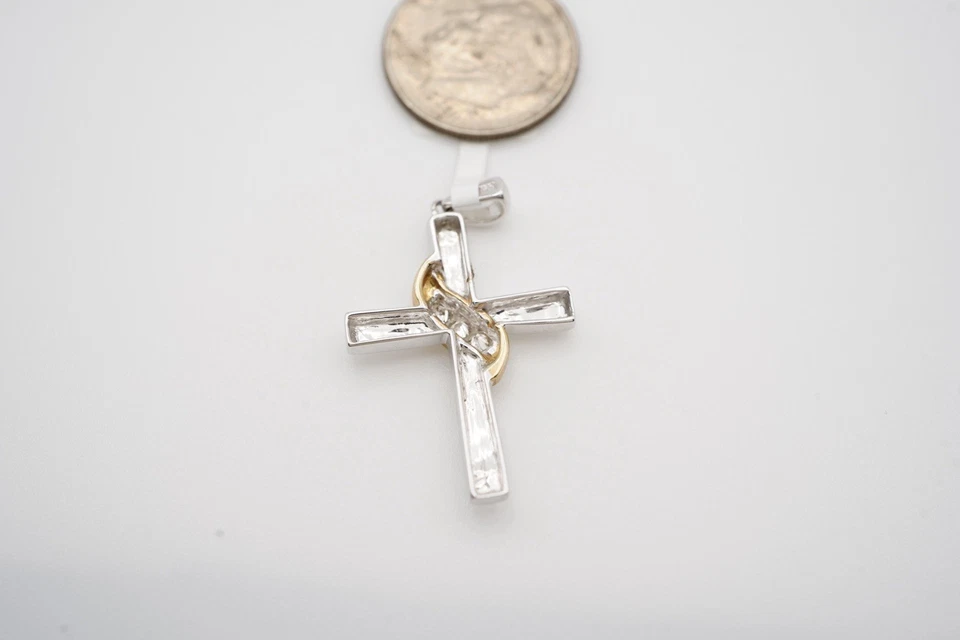 Colgante religioso cruz oro blanco 10k y oro amarillo acento y diamantes Foto 4 de 4