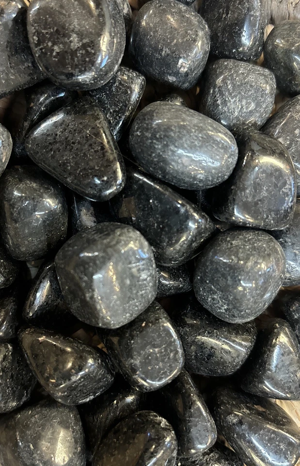 10 Pieces Of Tumbled Nuummit Average Size 15 Grams - Image 2 of 4