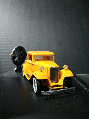 1/43 UNIVERSAL HOBBIES 1932 FORD STREET ROD PICK-UP WITH DISPLAY