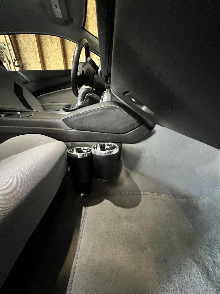 Portavasos Camaro Personalizado Negro y Cromo Gris Costuras Usado en Camaro 2017 Foto 4 de 4